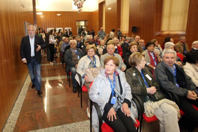 O Parlamento de Galicia recibe aos primeiros visitantes do programa semanal de portas abertas