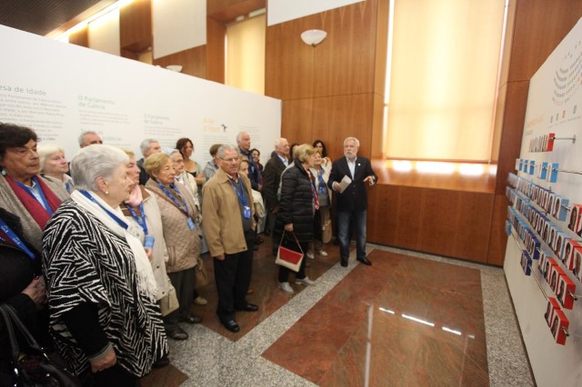 O Parlamento de Galicia recibe aos primeiros visitantes do programa semanal de portas abertas