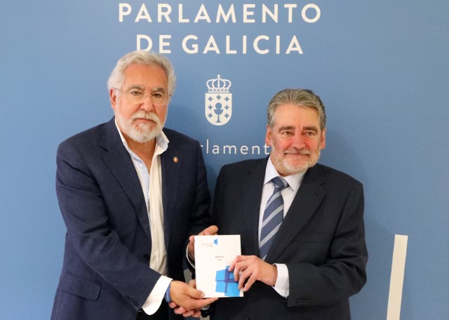 O conselleiro maior do Consello de Contas entrega ao presidente do Parlamento de Galicia a memoria anual do ano 2018, os informes de fiscalización xerais referidos a 2017 e os informes específicos