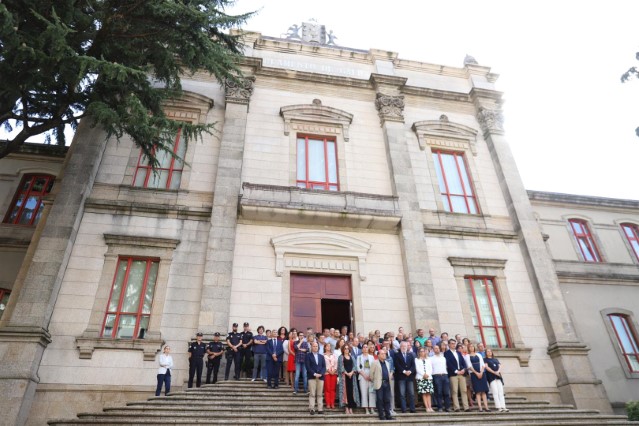 O Parlamento de Galicia garda un minuto de silencio contra a violencia machista e en memoria das vítimas de Valga