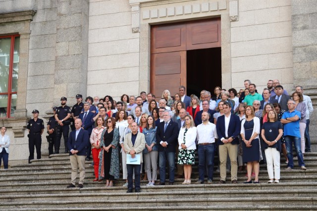 O Parlamento de Galicia garda un minuto de silencio contra a violencia machista e en memoria das vítimas de Valga