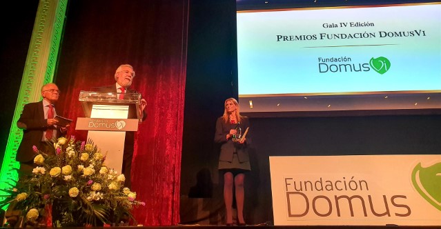 Santalices felicita aos galardoados cos premios da Fundación DomusVi