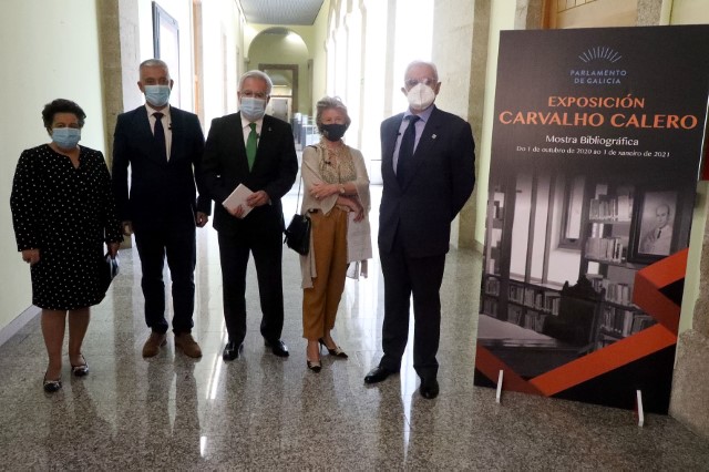 O Parlamento de Galicia rende homenaxe a Carballo Calero cun libro e unha mostra bibliográfica