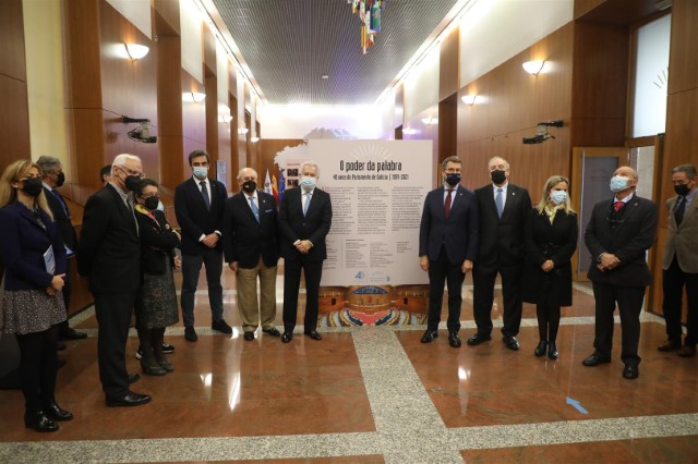 Unha exposición repasa os 40 anos de historia do Parlamento de Galicia