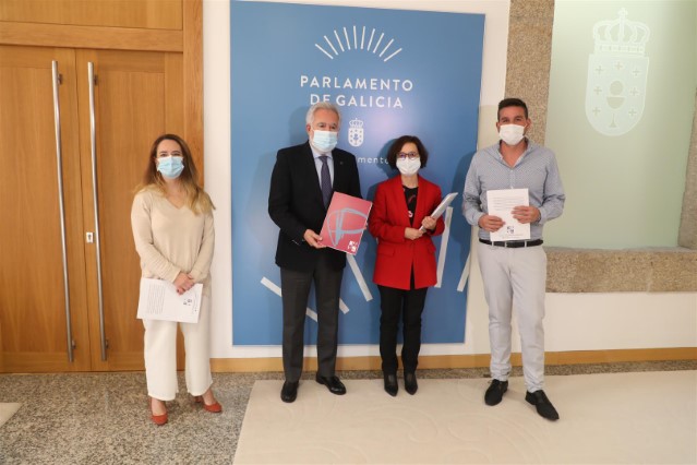 EAPN Galicia entrega ao presidente do Parlamento unha proposta de declaración institucional e as conclusións dun encontro sobre a pobreza