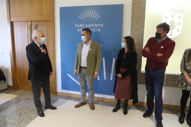 A Plataforma de Organizacións da Infancia de Galicia entrega o seu informe ao Parlamento