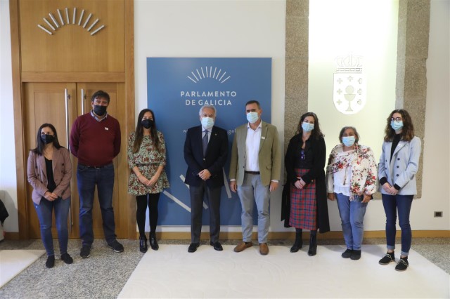 A Plataforma de Organizacións da Infancia de Galicia entrega o seu informe ao Parlamento