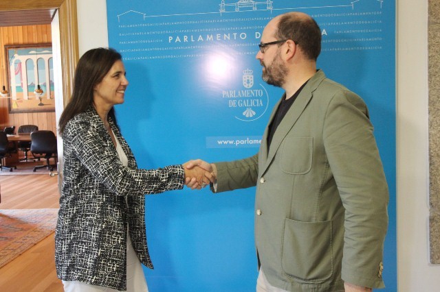 A presidenta do Parlamento recibe ao alcalde de Santiago no marco dunha visita institucional ao lexislativo galego