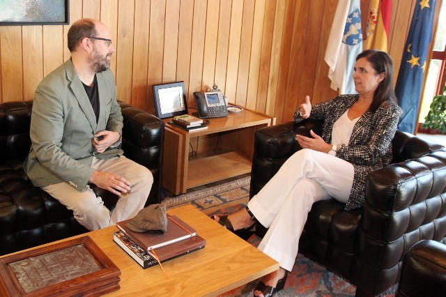 A presidenta do Parlamento recibe ao alcalde de Santiago no marco dunha visita institucional ao lexislativo galego