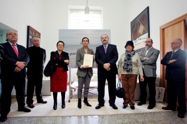 A presidenta do Parlamento de Galicia xunto ao presidente do Consello da Cultura Galega e os integrantes da comisión en cargada de redactar a proposta. Foto: AGN