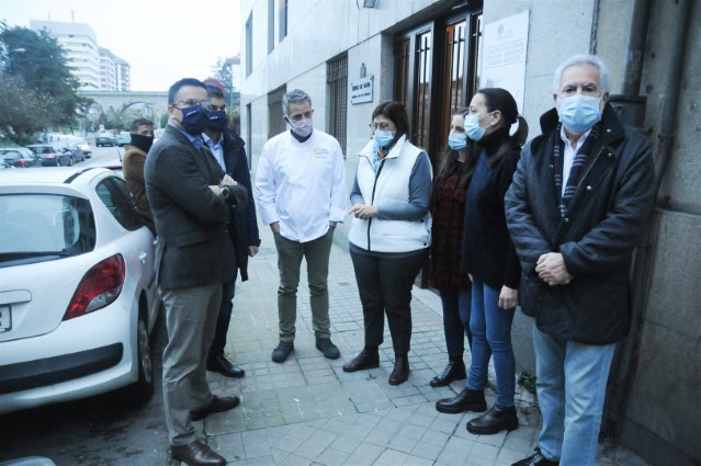 Parlamento e Xunta de Galicia supervisan a entrega de menús solidarios de Nadal elaborados con produtos galegos de Mercaproximidade no marco dun convenio entre as dúas institucións 