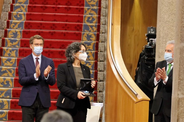 Celia Pereira Porto recolle a Medalla do Parlamento 2021 en nome da Fundación Vicente Risco