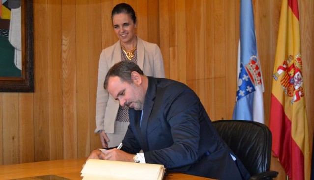O embaixador asinou no libro de ouro do Parlamento de Galicia