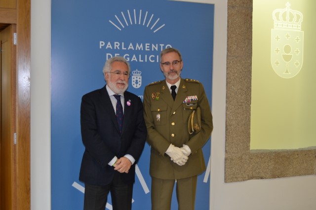 Visita institucional do delegado de Defensa en Galicia ao Parlamento 