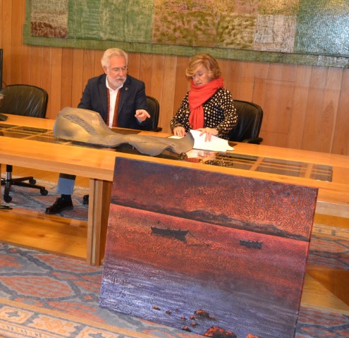 A pintora arousá Marisa Redondo doa un cadro ao Parlamento de Galicia