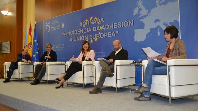 Mesa redonda coa participación dos portavoces dos catro grupos parlamentarios representados na Cámara