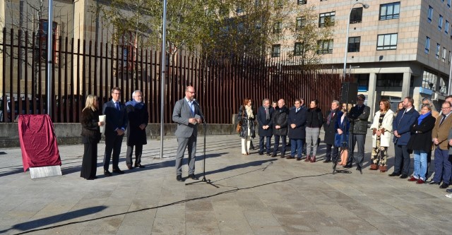 Placa en memoria de Miguel Ángel Blanco e demais persoas vítimas do terrorismo na Praza da Constitución