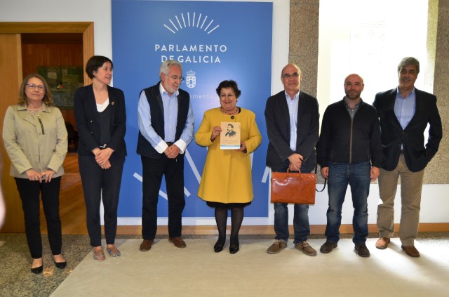 Pilar García Negro entrega ao presidente do Parlamento o seu libro “Himno galego: Unha historia parlamentar (inconclusa)”