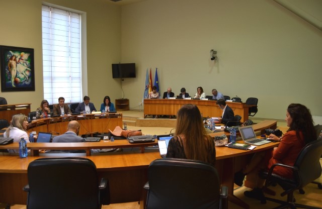 O alcalde de Ramirás e o presidente da Asociación Rebulir presentan diferentes iniciativas culturais ao presidente do Parlamento de Galicia