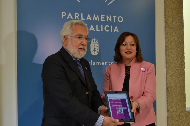 A secretaria xeral de Igualdade da Xunta entrega ao presidente do Parlamento o Informe sobre violencia de xénero de 2018