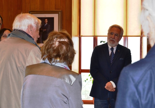 Unha delegación estadounidense que conmemora o Bosque de Colón visita o Parlamento de Galicia
