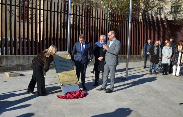 Placa en memoria de Miguel Ángel Blanco e demais persoas vítimas do terrorismo na Praza da Constitución