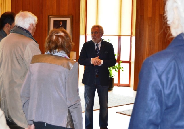 Unha delegación estadounidense que conmemora o Bosque de Colón visita o Parlamento de Galicia