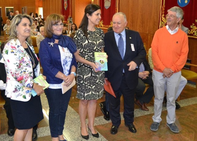 Un libro de Fina Casalderrey achega aos nenos e mozos galegos ao Parlamento de Galicia