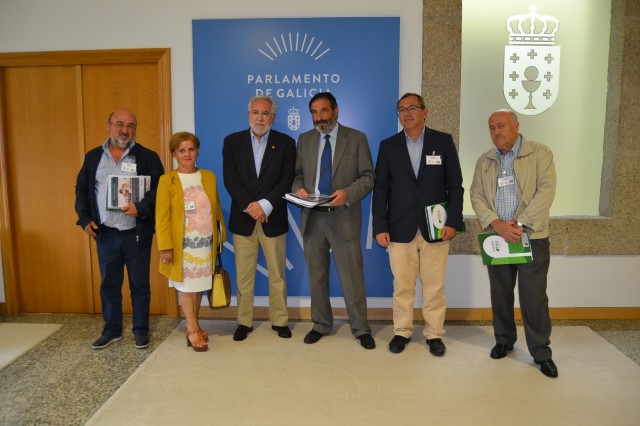 O presidente do Parlamento recibe de FADEMGA Plena inclusión Galicia o  estudo “Todos somos Todos”