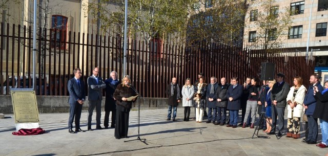 Placa en memoria de Miguel Ángel Blanco e demais persoas vítimas do terrorismo na Praza da Constitución