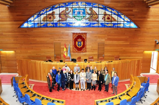 Unha delegación estadounidense que conmemora o Bosque de Colón visita o Parlamento de Galicia