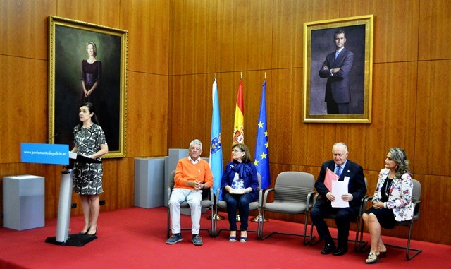 Un libro de Fina Casalderrey achega aos nenos e mozos galegos ao Parlamento de Galicia