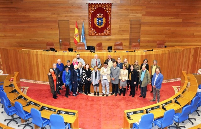 Unha delegación estadounidense que conmemora o Bosque de Colón visita o Parlamento de Galicia