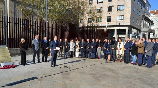 Placa en memoria de Miguel Ángel Blanco e demais persoas vítimas do terrorismo na Praza da Constitución