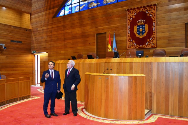 O embaixador de Cuba visita o Parlamento de Galicia