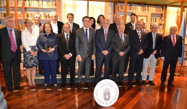Fotos de famlia dos galardoados, acompañados polos presidentes da Xunta e do Parlamento,  deois de asinar no Libro de Ouro do Parlamento de Galicia