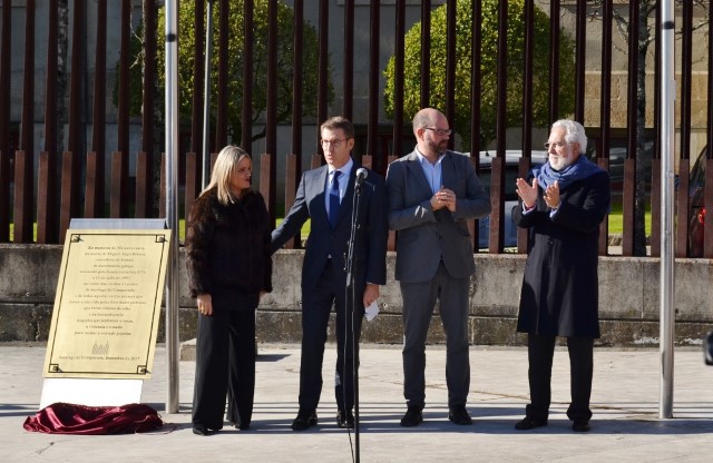 Placa en memoria de Miguel Ángel Blanco e demais persoas vítimas do terrorismo na Praza da Constitución