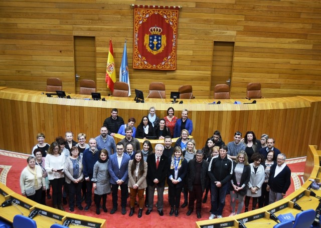 Participantes nun intercambio europeo impulsado polo Concello de Melide visitan o Parlamento de Galicia