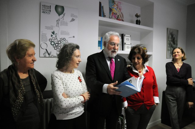 O presidente do Parlamento de Galicia efectúa unha visita institucional á sede da AECC de Ourense no seu 25 aniversario