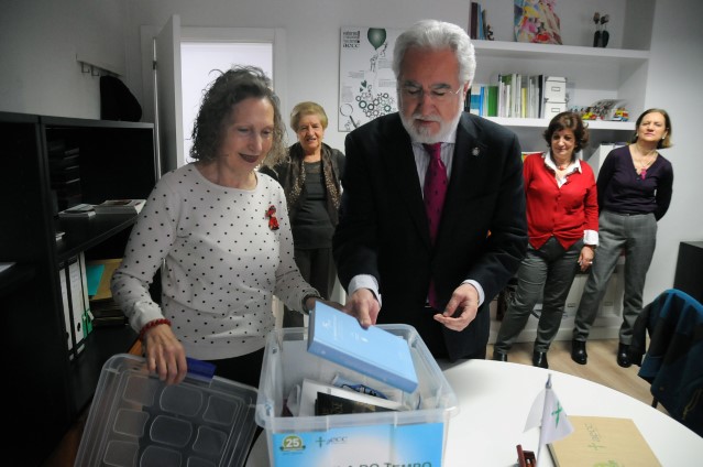 O presidente do Parlamento de Galicia efectúa unha visita institucional á sede da AECC de Ourense no seu 25 aniversario