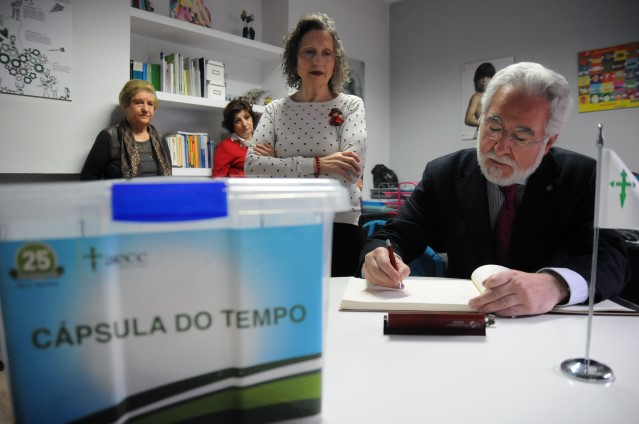 O presidente do Parlamento de Galicia efectúa unha visita institucional á sede da AECC de Ourense no seu 25 aniversario