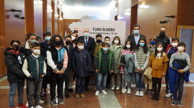 Alumnado do CEIP Campomaior, de Ordes,  visita a exposición sobre o 40º aniversario do Parlamento de Galicia