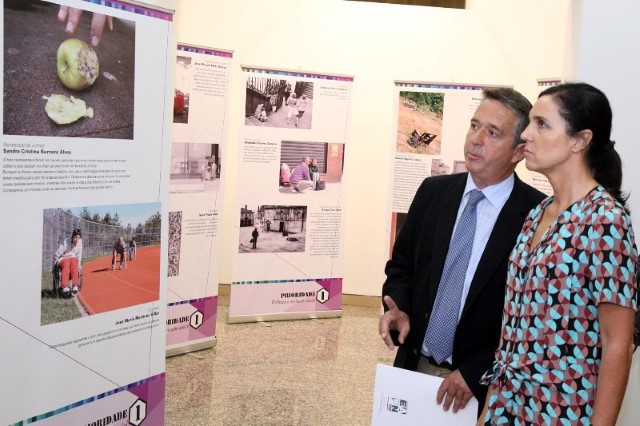 O Parlamento de Galicia acolle esta semana unha exposición fotográfica para concienciar sobre a pobreza e a exclusión social