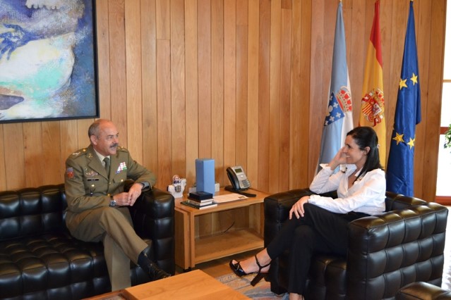 A presidenta do Parlamento, Pilar Rojo, xunto co xeneral xefe da Forza Loxística Operativa, Francisco Javier Abajo Merino