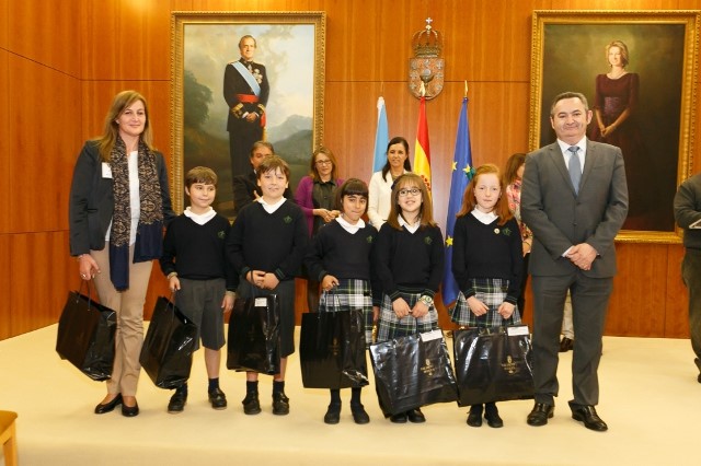 Pilar Rojo entrega os premios do Concurso Escolar do Parlamento e recorda que todo dereito comporta obrigas