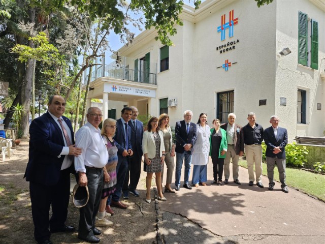 Santalices estreita relacións institucionais con diferentes entidades do Uruguai, como o alcalde de Punta del Este, fillo de galego