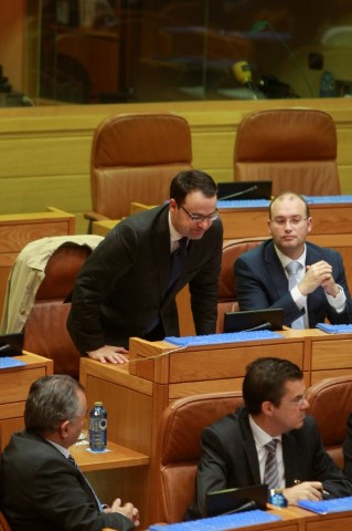 Tres deputadas e un deputado toman posesión no Pleno do Parlamento