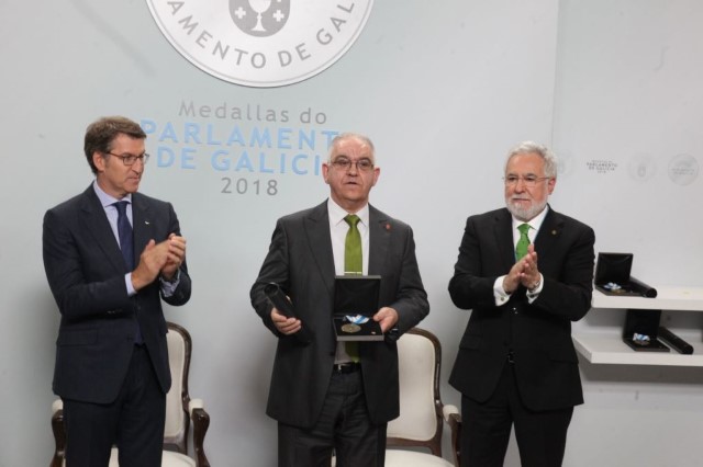 O director de Cáritas Diocesana de Tui-Vigo, E. Gonzalo Davila Davila, recolle a Medalla