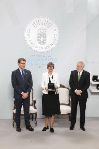 A directora de Cáritas Diocesana de Ourense, María Tabarés Domínguez, recolle a Medalla
