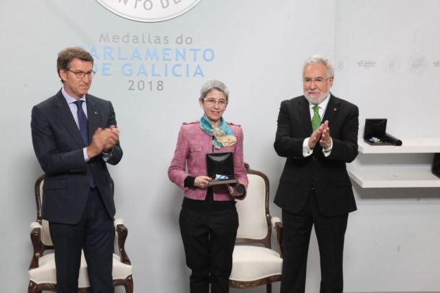 A directora de Cáritas Diocensana e Mondoñedo-Ferrol, Mª Victoria González Rodríguez, recolle a Medalla